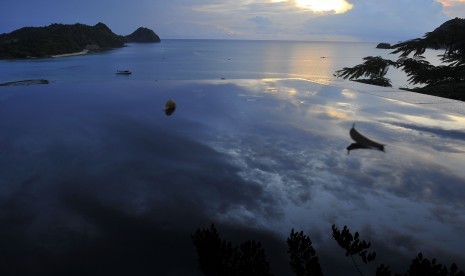 Sebuah kapal keluar dermaga Labuan Bajo, Manggarai Barat, NTT. BMKG ingatkan waspada cuaca ekstrem. Ilustrasi.