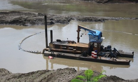 Sebuah kapal keruk dioperasikan untuk mengalirkan lumpur sedimentasi di Waduk Sutami, Malang, Jawa Timur