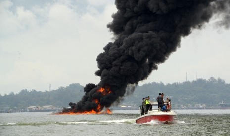 Sebuah kapal mendekati lokasi pertama kali munculnya api di perairan Teluk Balikpapan, Kalimantan Timur, Sabtu (31/3). Akibat terbakarnya pipa minyak bawah air Balikpapan-Penajam Paser Utara, mengakibatkan satu kapal kargo MV Ever Judger dan dua kapal nelayan terbakar serta menewaskan dua nelayan. 