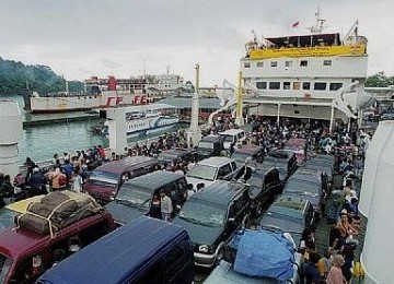 Sebuah kapal mengangkut para pemudik ke Pulau Sumatera dari Pelabuhan Merak, tahun lalu.