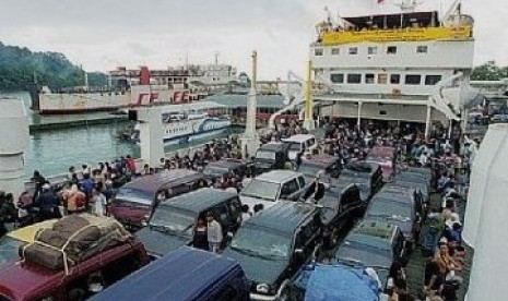 Sebuah kapal mengangkut para pemudik ke Pulau Sumatera dari Pelabuhan Merak, tahun lalu.