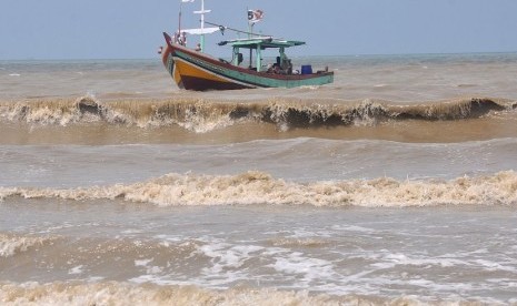 Sebuah kapal nelayan menerjang ombak usai melaut di laut jawa, Tegal, Jateng, Jumat (27/1).