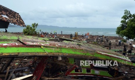 Sebuah kapal nelayan yang tersapu tsunami dan menimpa rumah warga di Desa Way Muli, Kecamatan Rajabasa, Lampung Selatan, Lampung, Ahad (23/12/2018).