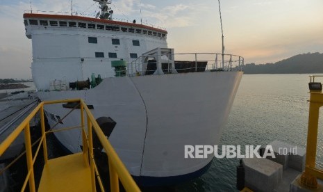 Sebuah kapal Port Link III berlabuh di Dermaga 6 Pelabuhan Merak, Banten, Ahad (4/6).