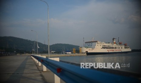 Sebuah kapal Port Link III berlabuh di Dermaga 6 Pelabuhan Merak, Banten, Ahad (4/6). 