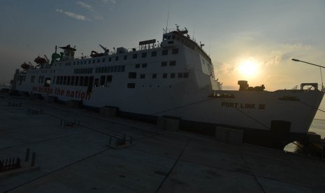 Sebuah kapal Port Link III berlabuh di Dermaga VI Pelabuhan Merak, Banten, Ahad (4/6). Dermaga baru yang akan menjadi dermaga eksekutif di Pelabuhan Merak tersebut siap dioperasikan untuk menghadapi mudik lebaran 2017. 