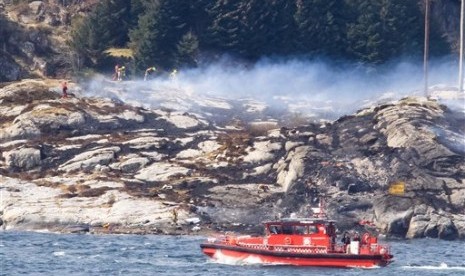 Sebuah kapal SAR berpatroli di pulau Turoey dekat Bergen, Norwegia di dekat lokasi jatuhnya helikopter yang menewaskan seluruh 13 orang di dalamnya, Jumat, 29 April 2016.