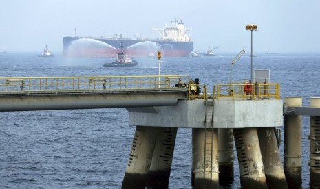 Sebuah kapal tanker minyak mendekati fasilitas minyak di Fujairah, Uni Emirat Arab (UEA), 21 September 2016. UEA mengatakan empat kapal Saudi disabotase dekat Fujairah.