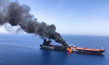 Sebuah kapal tanker minyak terbakar di laut Oman, Kamis (13/6). Dua kapal tanker dekat Selat Hormuz, Teluk Oman dilaporkan diserang.