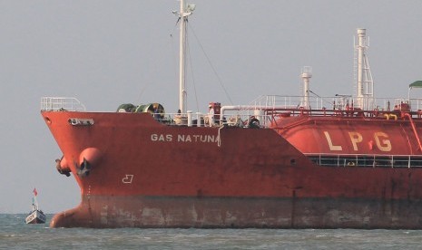 Sebuah kapal tanker pengangkut LPG berlabuh di Jetty Pertamina RU VI Balongan, Indramayu, Jawa Barat, Kamis (27/12/2018).