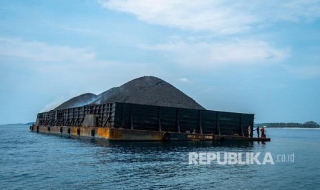 Sebuah kapal tongkang pengangkut batu bara berlabuh di wilayah perairan Zona Konservasi Taman Nasional Karimunjawa, Jepara, Jawa Tengah, Senin (9/12/2019).  Menurut warga setempat, meski telah diberlakukan zonasi dan larangan kapal tongkang melintas maupun berlabuh di wilayah konservasi Taman Nasional Karimunjawa.(Aji Styawan/Antara)