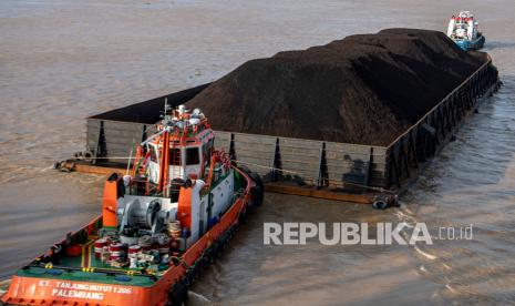 Sebuah kapal tongkang pengangkut batu bara melintas di Sungai Musi, Palembang, Sumatera Selatan, Jumat (14/1/2022). Menteri Koordinator Bidang Perekonomian Airlangga Hartarto mengatakan, pemerintah sedang membahas rencana untuk mewajibkan eksportir menyimpan devisa hasil ekspor (DHE) di dalam negara selama tiga bulan.