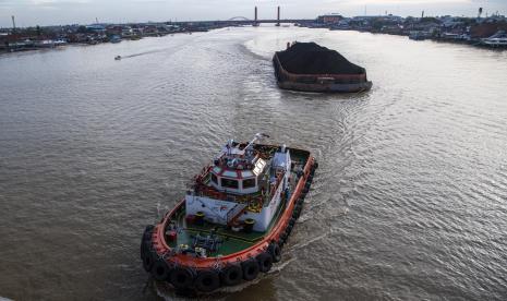 Sebuah kapal tongkang pengangkut batubara melintas di Sungai Musi, Palembang, Sumatera Selatan, Jumat (2/10/2020). Direktorat Jenderal Mineral dan Batubara Kementerian Energi dan Sumber Daya Mineral (ESDM) memutuskan pada tahun depan produksi batu bara dipatok sebesar 550 juta ton. 