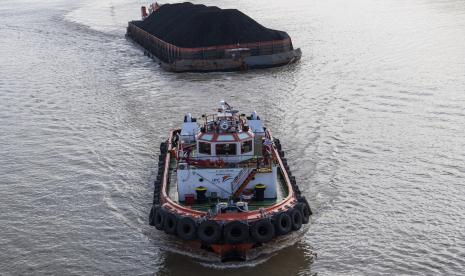 Sebuah kapal tongkang pengangkut batu bara melintas di Sungai Musi, Palembang, Sumatra Selatan (ilustrasi). Pertumbuhan ekonomi Provinsi Sumatra Selatan diperkirakan bakal tumbuh positif pada kuartal IV 2020 setelah terkontraksi pada dua kuartal sebelumnya.