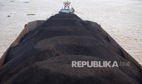 Sebuah kapal tongkang pengangkut batu bara melintas di Sungai Musi, Palembang, Sumatra Selatan, awal tahun lalu. Kementerian Perhubungan melarang sementara pengapalan muatan batu bara.