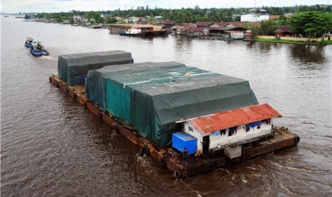 Sebuah kapal tongkang (ponton) 