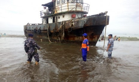 Sebuah kapal tongkang terdampar di Pantai Pangandaran. (Ilustrasi)