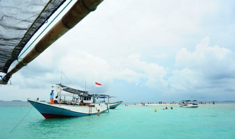 Sebuah kapal wisata berada di sekitar Pulau Gosong Seloka, Karimunjawa, Jawa Tengah, Selasa (25/12).