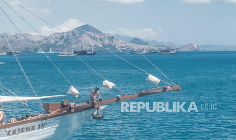 Sebuah kapal wisata pinisi melintas di perairan dekat Dermaga Labuan Bajo, Manggarai Barat, Nusa Tenggara Timur. Pembangunan di Labuan Bajo dan aneka event tumbuhkan optimisme pariwisata. Ilustrasi. 