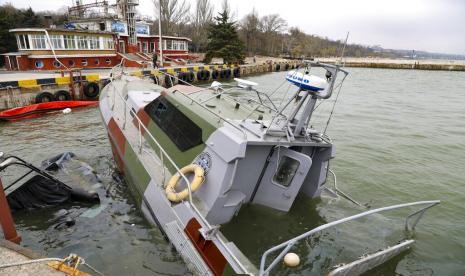 Sebuah kapal yang rusak milik Penjaga Pantai Ukraina di Laut Azov terlihat setelah pertempuran sengit di daerah yang dikendalikan oleh pasukan separatis yang didukung Rusia di Mariupol, Ukraina, Selasa, 19 April 2022. Menguasai Mariupol akan membuat Ukraina kehilangan pelabuhan vital dan menyelesaikan jembatan darat antara Rusia dan Semenanjung Krimea, yang disita dari Ukraina dari 2014.