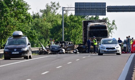 Sebuah bus dan satu truk mengalami kecelakaan di Kilometer (KM) 77+200 Jalan Tol Pandaan-Malang, Kecamatan Lawang, Kabupaten Malang, Jawa Timur, Senin (23/12/2024).