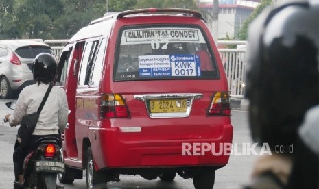 Sebuah kendaraan angkutan umum Koperasi Wahana Kalpika (KWK) melintas di kisaran Cililitan Jakarta, Selasa (4/4).