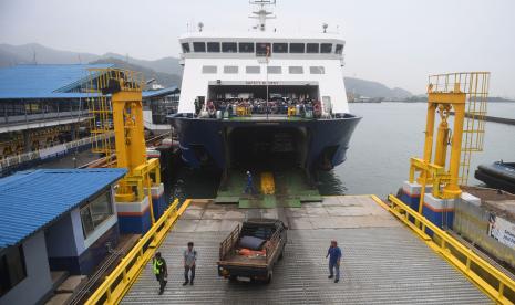 Sebuah kendaraan bersiap menaiki kapal penyeberangan di Pelabuhan Merak, Banten, Ahad (1/5/2022). Arus mudik pada H-1 lebaran di Pelabuhan Merak terpantau lengang dan tidak ada penumpukan kendaraan maupun penumpang. 