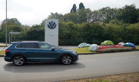 Sebuah kendaraan melaju di dekat lokasi Baunatal Volkswagen Lokasi Baunatal Volkswagen, Jerman, 4 September 2024.