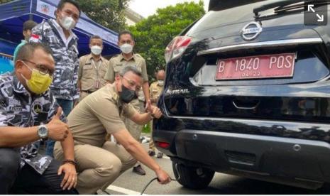 Sebuah kendaraan melakukan uji emisi yang digelar Pemerintah Kota (Pemkot) Administrasi Jakarta Pusat bersama Barisan Pemuda Nusantara (Bapera) DKI Jakarta.