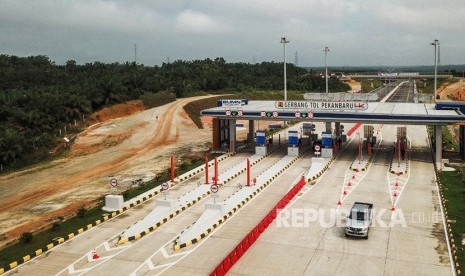 Sebuah kendaraan melintas di gerbang Tol Pekanbaru-Dumai Seksi 1 di Kota Pekanbaru, Riau, Senin (23/12). PT Hutama Karya (Persero) mengungkapkan progrespembangunan ruas Jalan Tol Pekanbaru-Dumai (Permai) telah mencapai 96 persen. Senior Executive Vice President Sekretaris Perusahaan Hutama Karya Muhammad Fauzan mengatakan sisa pembangunan yang perlu dirampungkan adalah di Seksi 5.