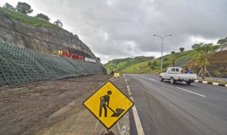 Sebuah kendaraan melintas di jalan bypass BIL menuju ke kawasan pariwisata Mandalika di Kecamatan Pujut, Praya, Lombok Tengah, NTB. (ilustrasi)