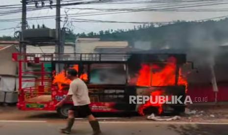 Sebuah Kendaraan Ontang-anting Milik Salah Satu Objek Wisata Ludes Terbakar di Kawasan Wisata Lembang, Kabupaten Bandung Barat pada Senin (27/1/2025)