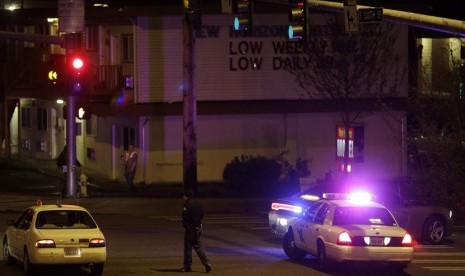  Sebuah kendaraan polisi Washington State Patrol tampak dekat tempat kejadian penembakan  yang  menewaskan lima orang tewas di sebuah kompleks apartemen di Federal Way, Washington, Senin (22/4).    (AP/Ted S. Warren)