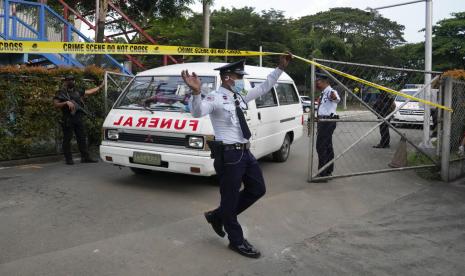 Sebuah kendaraan yang membawa salah satu korban tewas keluar dari Universitas Ateneo de Manila di kota Quezon, Filipina, Minggu, 24 Juli 2022. Sedikitnya tiga orang, termasuk seorang mantan walikota Filipina, tewas dan seorang lagi terluka dalam serangan brutal di Minggu oleh seorang pria bersenjata di kampus universitas di wilayah ibu kota, kata para pejabat.