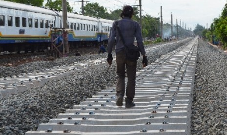 Sebuah kereta melintas di rangkaian program double-double track rute Cipinang-Bekasi di kawasan Klender Baru, Jakarta Timur, Rabu (3/12). 