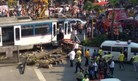 Sebuah kereta Metro Rail Transit (MRT) tergelincir dari rel dan menabrak sebuah dinding beton stasiun di kota Pasay, Filipina, Rabu siang (13/8).