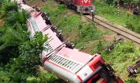 Sebuah kereta penumpang di Kamerun dilaporkan tergelincir dan keluar dari jalur, Jumat (21/10). Akibatnya, kereta terbalik dan membuat setidaknya 55 orang tewas. 