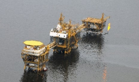 Sebuah kilang minyak lepas pantai di Selat Malaka di Provinsi Riau.