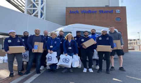 Sebuah klub sepakbola di Blackburn, Inggris, Blackburn Rovers Community Trust and Benefit Mankind, mengorganisir distribusi 200 bingkisan makanan kepada keluarga Muslim selama bulan Ramadhan 2022. Klub Sepak Bola Blackburn Bantu Kemas Bingkisan Ramadhan Bagi Keluarga Muslim