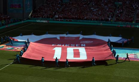 Sebuah koreografi khusus untuk pemain Denmark Christian Eriksen terlihat sebelum pertandingan sepak bola babak penyisihan Grup B Euro 2020 antara Denmark dan Belgia di Kopenhagen, Denmark, 17 Juni 2021. 