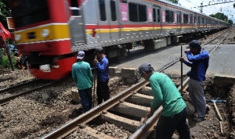 Sebuah KRL lewat di kawasan Johar, Jakarta Pusat, Kamis (15/1).