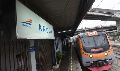 Sebuah KRL melintas di Stasiun Ancol, Jakarta, Senin (27/6).