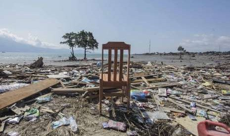 Sebuah kursi berada diantara bangunan yang ambruk dampak gempa dan tsunami di kawasan Pantai Taipa, Palu Utara, Sulawesi Tengah, Senin (1/10). 