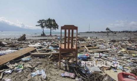 Sebuah kursi berada diantara bangunan yang ambruk dampak gempa dan tsunami di kawasan Pantai Taipa, Palu Utara, Sulawesi Tengah, Senin (1/10).