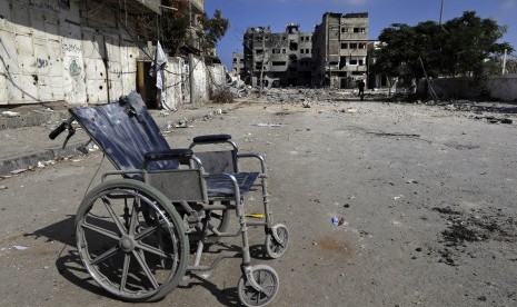 A wheelchair is abandoned near a house hit by Israel in Gaza Strip on Sunday as the Palestinian death toll mounts to 1,031. (Ilustration)