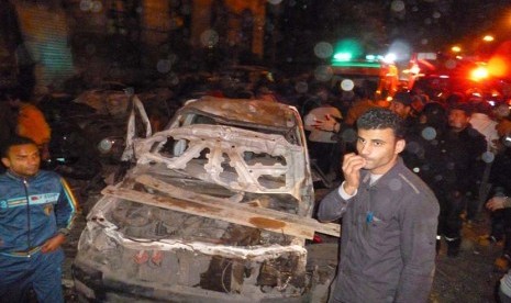  Sebuah ledakan bom mobil yang terjadi dekat kantor pusat Polisi di Kota Mansoura, Kairo, Selasa (24/12).     