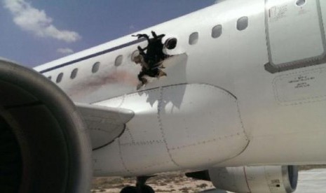 Sebuah ledakan dan api yang menyebabkan lubang di pesawat Daalo Airlines memaksa pilot melakukan pendaratan darurat di bandara internasional Mogadishu, Somalia, Selasa (2/2).