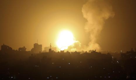 Sebuah ledakan terjadi akibat serangan udara Israel di pangkalan militer Hamas di kota Khan Younis, Jalur Gaza selatan, Selasa 19 April 2022.