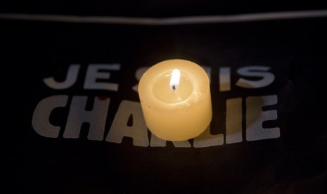 Sebuah lilin dinyalakan sebagai pernyataan berduka cita terhadap penembakan terhadap kantor majalah Charlie Hebdo di Paris, Prancis.