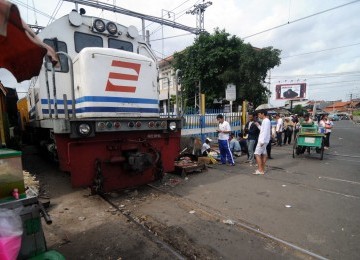 Sebuah lokomotif kereta api keluar dari Stasiun Pasar Senen, Jakarta, Senin (23/1). (Republika/Wihdan Hidayat)